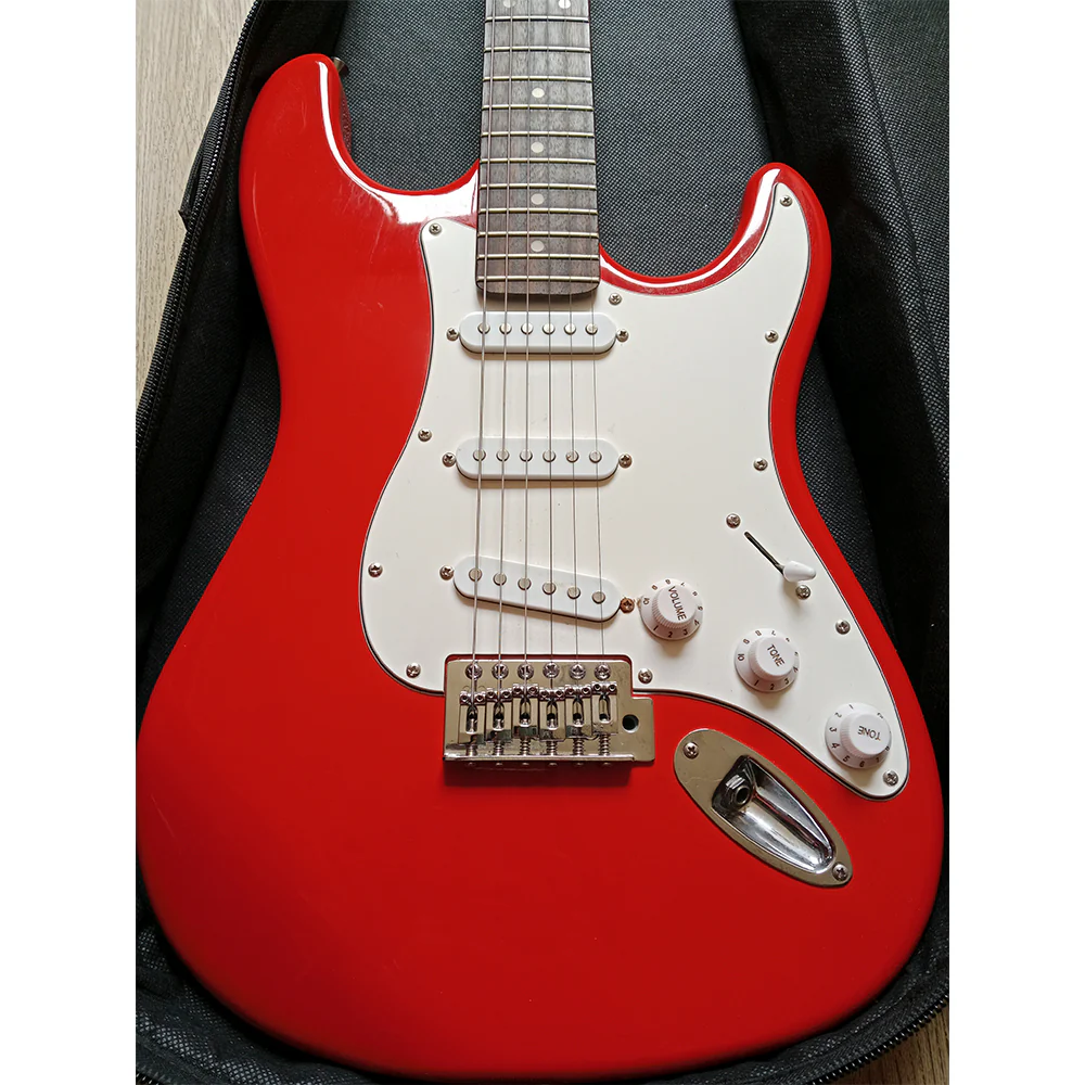 GUITARRA ELÉCTRICA CHATEAU ST1 CON ESTUCHE (USADA) - Image 3