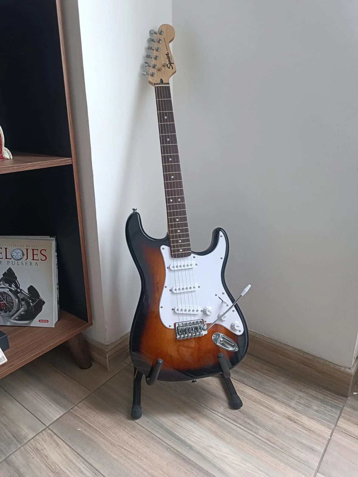 GUITARRA ELECTRICA EN COMBO FENDER SQUIER BULLET (USADA) - Image 2