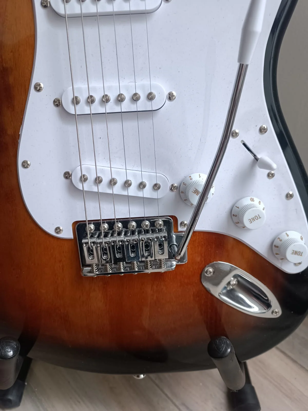 GUITARRA ELECTRICA EN COMBO FENDER SQUIER BULLET (USADA) - Image 7