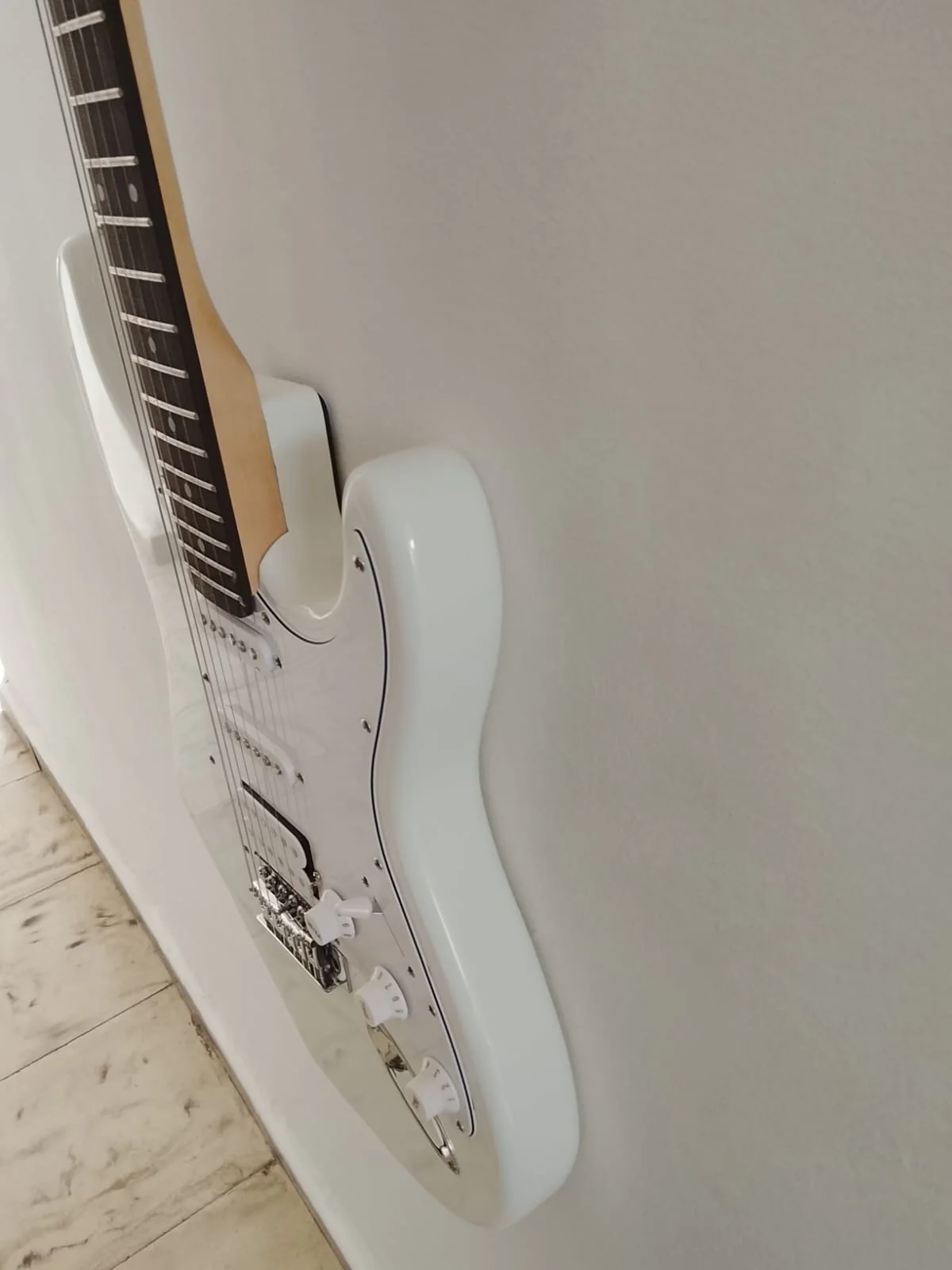 GUITARRA ELECTRICA FEMNTO (USADA) - Image 4